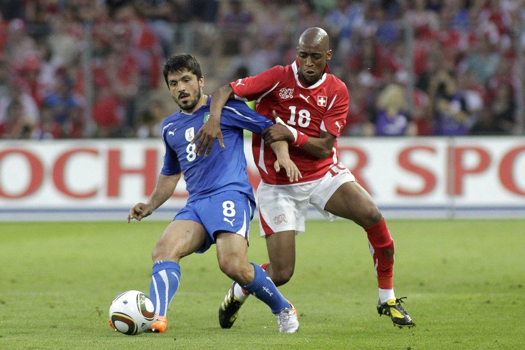 Italy's Gennaro Gattuso, left, fights for the ball with Swiss Gelson Fernandes, right, during a test match between the national soccer teams of Switzerland and Italy, at the stade de Geneve stadium, in Geneva, Switzerland, Saturday June 5, 2010, ahead of the World Cup in South Africa. Switzerland will play in group H and Italy will play in group F. (KEYSTONE/Salvatore Di Nolfi) [Salvatore Di Nolfi]