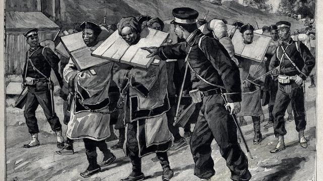 Les relations entre le Japon et la Chine ont été marquées par des tensions incessantes depuis plus de 2000 ans. Dans l'histoire récente, on notera deux guerres qui ont opposé les deux Etats: la première de 1894 à 1895 et la seconde de 1937 à 1945. Cette gravure, parue dans le Petit Parisien, illustre un convoi de prisonnier chinois conduit par des soldats japonais après la bataille de Pyongyang les 15 et 16 septembre 1894. [Collection privee. ©Lee/Leemage]