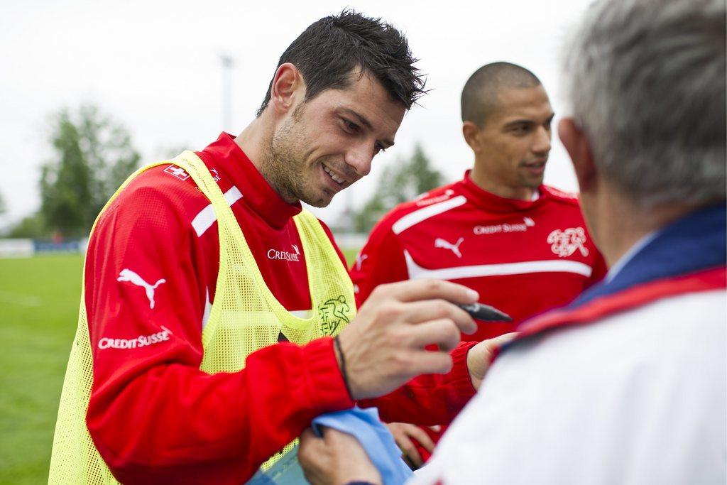 Blerim Dzemaili, Mitte, neben Goekhan Inler, gibt Autogramme, beim Training der Fussball-Nationalmannschaft in Freienbach (SZ) am Mittwoch, 23. Mai 2012. Die Schweizer Nationalmannschaft bereitet sich in Freienbach auf zwei Testspiele gegen Deutschand (Samstag, 26. Mai) und Rumaenien (Mittwoch, 30. Mai) vor. (KEYSTONE/Ennio Leanza) [Ennio Leanza]