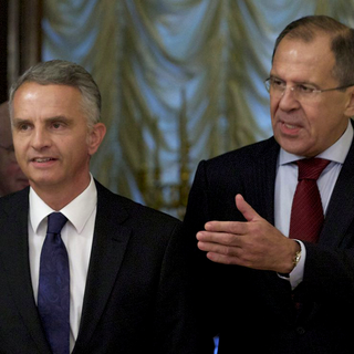 Le ministre suisse des Affaires étrangères Didier Burkhalter rencontre son homologue russe Sergey Lavrov ce jeudi à Moscou. [AP/Keystone - Ivan Sekretarev]