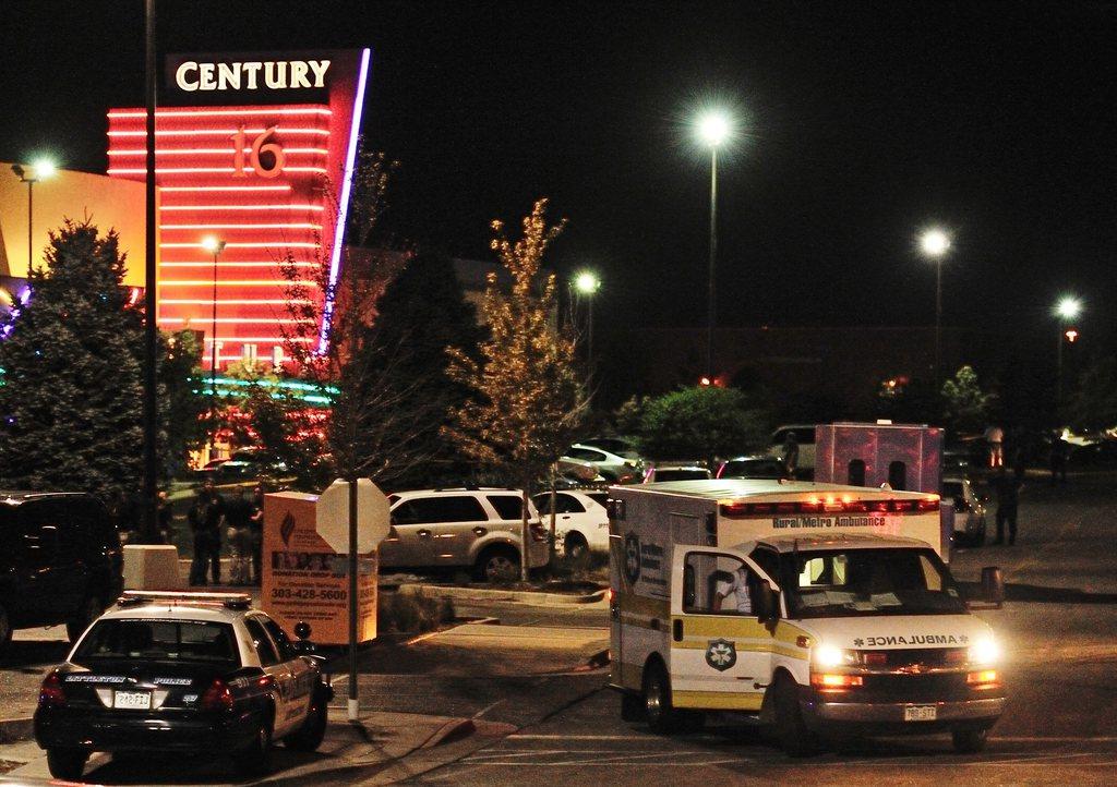 19 juillet 2012: Un homme de 24 ans tue 12 personnes dans un cinéma bondé d'Aurora près de Denver (Colorado) lors d'une première du dernier "Batman". Il avait piégé son appartement avec des explosifs. [KEYSTONE - Bob Pearson]