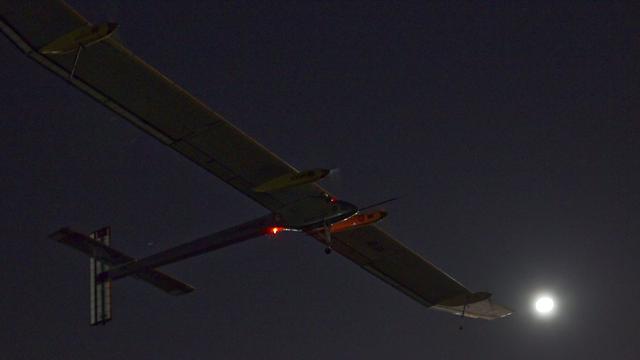 Solar Impulse s'est envolé de Madrid sous la pleine Lune. [Alberto Di Lolli]