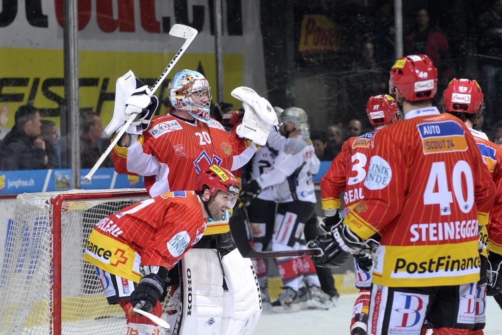 Reto Berra laisse exploser sa joie au coup de sirène final. Bienne est toujours en vie.