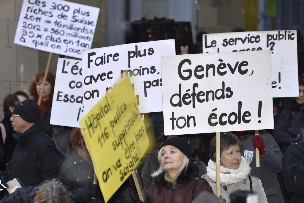 Quelque 200 personnes ont manifesté contre les coupes budgétaires jeudi soir à Genève. [Martial Trezzini]