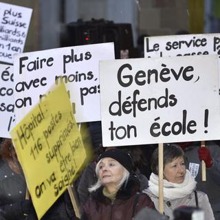 Quelque 200 personnes ont manifesté contre les coupes budgétaires jeudi soir à Genève. [Martial Trezzini]