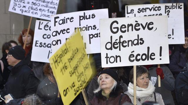 Quelque 200 personnes ont manifesté contre les coupes budgétaires jeudi soir à Genève. [Martial Trezzini]