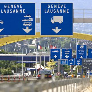 Une grande partie des frontaliers arrivent en Suisse par la douane genevoise de Bardonnex. [Martin Ruetschi]