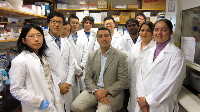 Le Dr. Omid Farokhzad avec son équipe de doctorants dans son labo du Centre Brigham à Boston. [Yann Amedro]