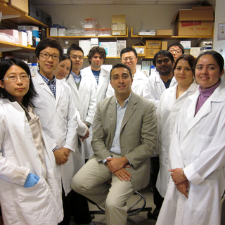 Le Dr. Omid Farokhzad avec son équipe de doctorants dans son labo du Centre Brigham à Boston. [Yann Amedro]
