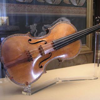 Stradivarius espagnol II de 1687, exposé au Palais royal de Madrid. [wikipédia]