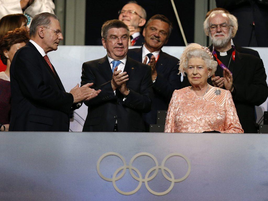 La reine était présente à la cérémonie, applaudie par le président du Comité international olympique Jacques Rogge. [KEYSTONE - AP/Matt Dunham]