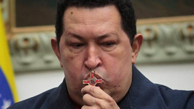 Hugo Chavez a annoncé la nouvelle lors d'une allocution à la télévision depuis le palais présidentiel de Miraflores, puis a embrassé un crucifix. [Marcelo Garcia]