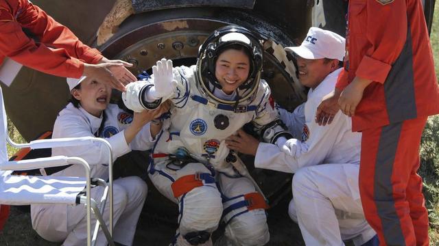 La première Chinoise de l'espace est arrivée sur terre saine et sauve. [Xinhua, Wang Jianmin]