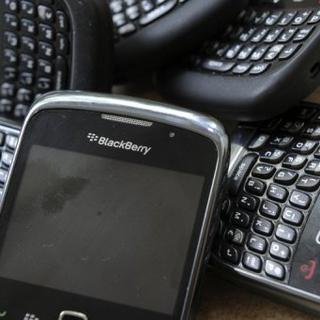 Le canadien BlackBerry, ancien champion sur le marché des smartphones, a été acheté 4 milliards de dollars par un fonds d'investissement le 23 septembre. Le fabricant, en chute libre depuis quelques années, va licencier 4500 personnes.