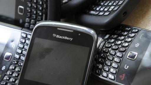 Le canadien BlackBerry, ancien champion sur le marché des smartphones, a été acheté 4 milliards de dollars par un fonds d'investissement le 23 septembre. Le fabricant, en chute libre depuis quelques années, va licencier 4500 personnes.