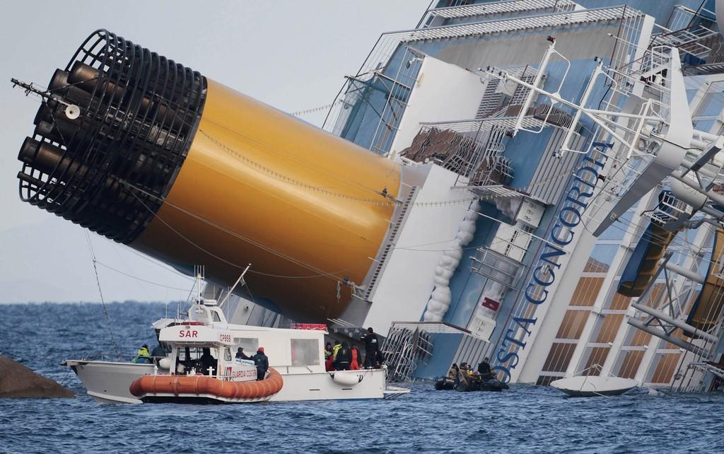 Les secours sont à pied d'oeuvre pour retrouver des rescapés dans l'épave du Costa Concordia.