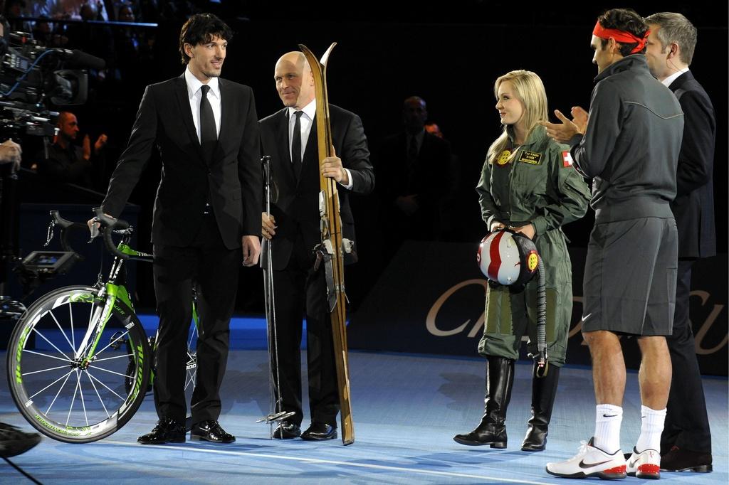 21 décembre 2010: Didier Cuche, dans le cadre d'un match exhibition opposant Nadal à Federer pour la fondation du Bâlois, avait rencontré "RF". [KEYSTONE - Walter Bieri]