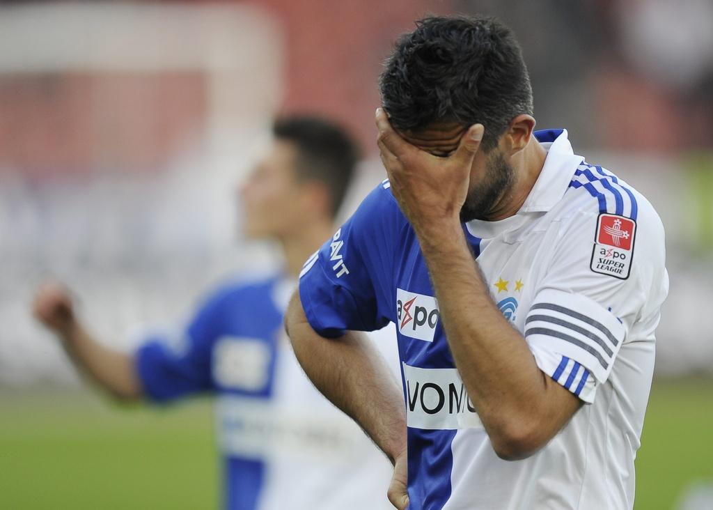 Der Grasshopper Captain Boris Smiljanic verlaesst mit haengendem Kopf den Rasen nach dem Fussball Meisterschaftsspiel der Super League zwischen dem Grasshopper Club Zuerich und dem FC Sion am Samstag, 31. Maerz 2011, im Letzigrund Stadion in Zuerich. (KEYSTONE-Steffen Schmidt) [KEYSTONE - Steffen Schmidt]