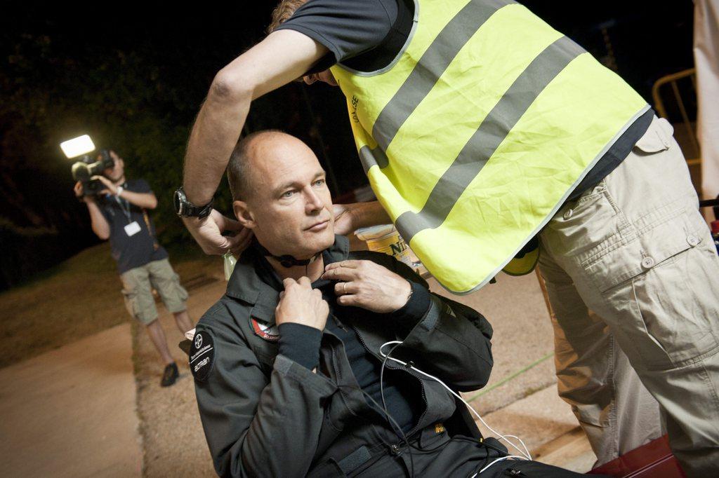 Bertrand Piccard se préparant à embarquer. [EPA/Luca Piergiovanni]