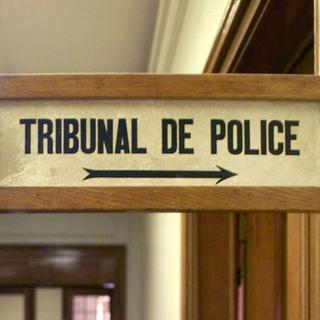 Le procès se déroule devant le Tribunal de police de Neuchâtel.