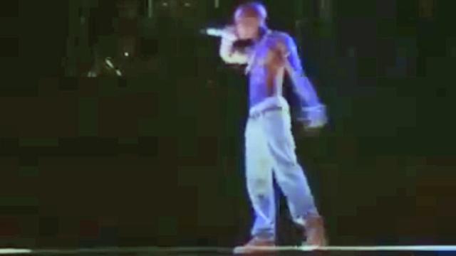 Le fantôme de Tupac sur scène au festival de Coachella. [RapStoriesTV2]