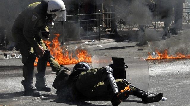 26 septembre, violences en Grèce. --Alors que plus de 50'000 Grecs, selon la police, manifestent à Athènes et Salonique pour s'opposer au nouveau plan d'économies, des petits groupes s'affrontent avec les forces de l'ordre. [Nikolas Giakoumidis]