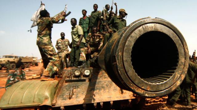 Des soldats soudanais sur un tank de l'armée populaire de libération du Soudan le 23 avril 2012.