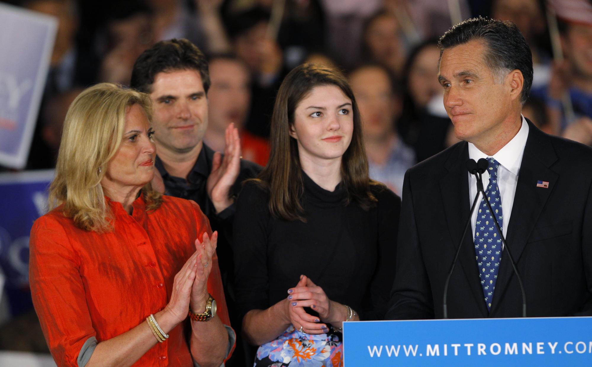 Mine déconfite pour Mitt Romney, après sa défaite en Caroline du Sud, ici aux côtés de sa femme, Ann, à gauche. [REUTERS - Brian Snyder]