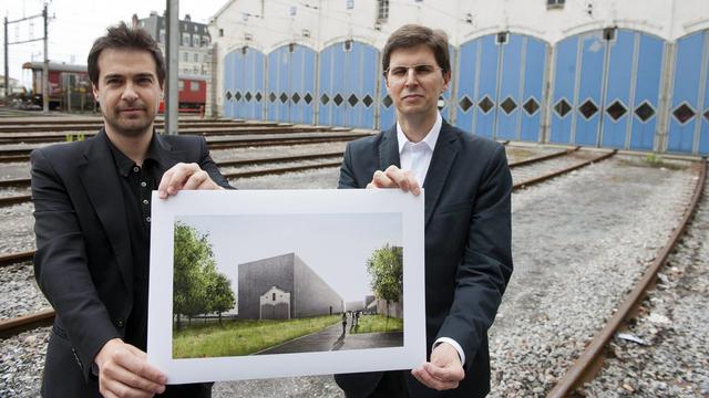 Les architectes espagnols Alberto Veiga et Fabrizio Barozzi montrent leur projet "Bleu" retenu pour le futur Musée cantonal des Beaux-Arts. [Laurent Gilliéron]