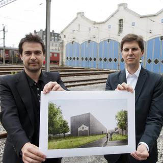 Les architectes espagnols Alberto Veiga et Fabrizio Barozzi montrent leur projet "Bleu" retenu pour le futur Musée cantonal des Beaux-Arts. [Laurent Gilliéron]