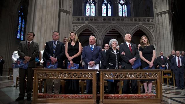 Buzz Aldrin - au centre - et John Glenn - 2ème depuis la droite - se trouvaient au premier rang de la cérémonie.