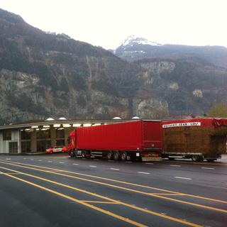 Les poids lourds qui entrent en Valais ou y transitent sont désormais contrôlés au Centre routier de St-Maurice. [Claude Defago]
