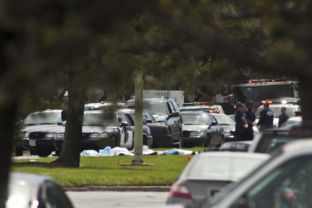 Plusieurs corps étaient étendus devant l'université d'Oakland où un tireur a fait plusieurs victimes. [KEYSTONE - Peter Da Silva]
