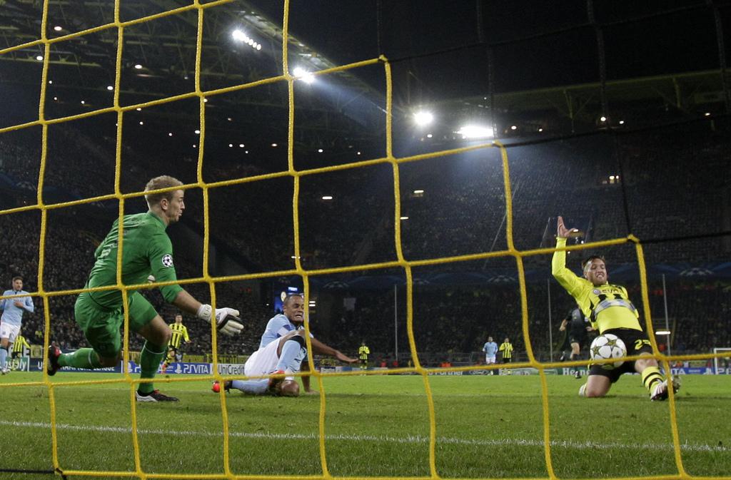 Julian Schieber délivre les supporters de Dortmund battant Joe Hart. [Frank Augstein]