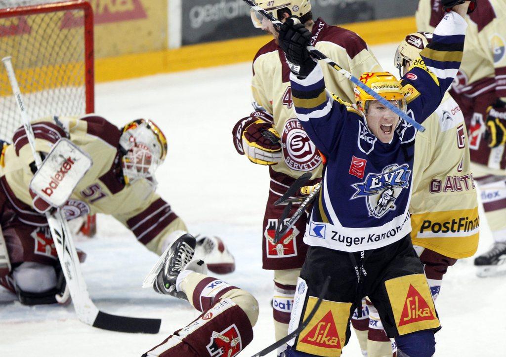 Damien Brunner von Zug, rechts, feiert das 2:1 fuer Zug, Servette-Torhueter Tobias Stephan, links, ist geschlagen, beim Eishockey-Meisterschaftsspiel der National League A zwischen dem EV Zug und dem HC Geneve Servette am Freitag, 30. November 2012, in der Bossard Arena in Zug. (KEYSTONE/Urs Flueeler) [Urs Flueeler]