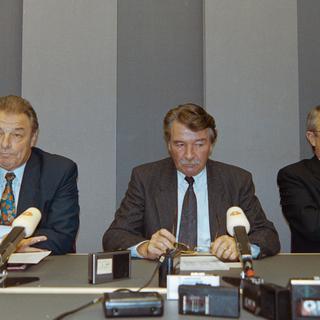 La mine noire des conseillers fédéraux Jean-Pascal Delamuraz, René Felber et Arnold Koller, le 06.12.1992. [Keystone - Rolf Schertenleib]