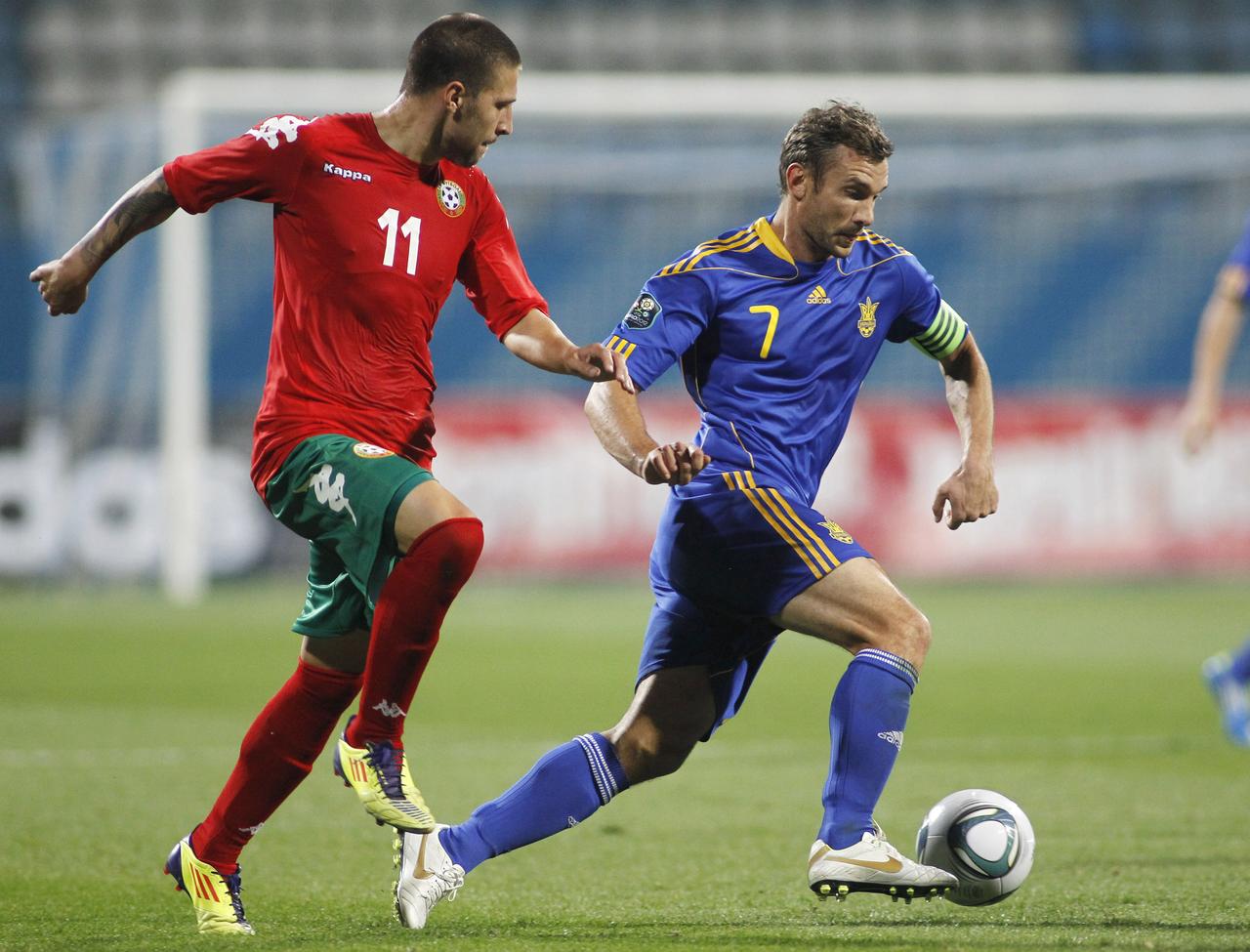 Ukraine's Andriy Shevchenko (R) challenges Bulgaria's Ivan Bandalovski during their friendly international soccer match at the Valeriy Lobanovskiy stadium in Kiev October 7, 2011. REUTERS/Gleb Garanich (UKRAINE - Tags: SPORT SOCCER) [Gleb Garanich]