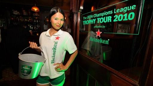 La marque de bière néerlandaise Heineken s'est établie comme l'un des sponsors les plus influents dans le monde du sport. Elle sponsorise notamment la Ligue des Champions de l'UEFA... [Getty Images for Heineken/AFP - Barry Brecheisen]