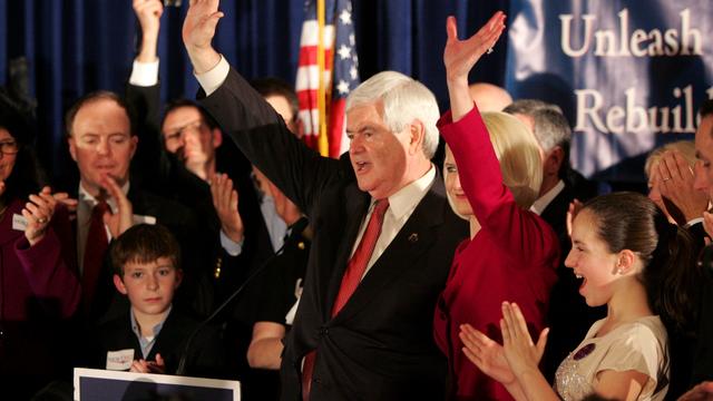 Newt Gingrich célébrant sa victoire à Columbia en Caroline du Sud,  entouré de sa femme, Callista, et de ses deux petits-enfants, Robert et Maggie [REUTERS - Mary Ann Chastain]