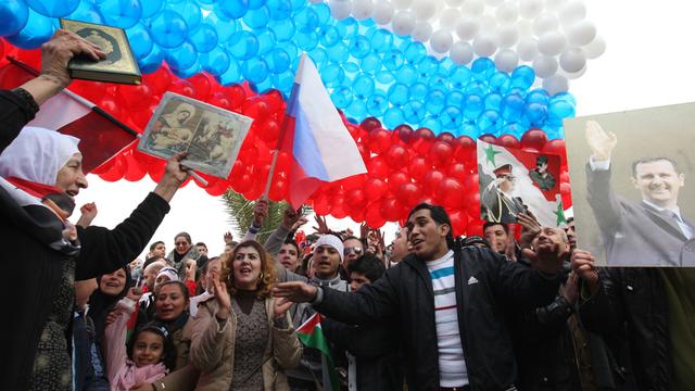Damas, 7 février 2012. Des manifestants pro-régime accueillent la visite de Sergei Lavrov, chef de la diplomatie russe. [LOUAI BESHARA]
