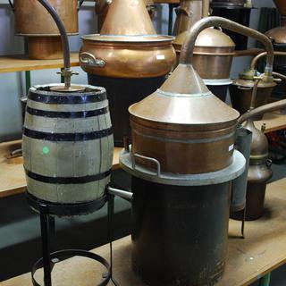 Le canton du Jura s'engage à exposer une partie de la collection d'alambics jusqu'ici conservés dans les locaux de la Régie fédérale des alcools. [RTS - Gaël Klein]