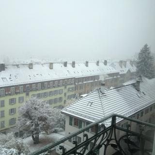 La ville de La Chaux-de-Fonds (NE) est plongée en mode hivernal dimanche. [Dave Montanari]