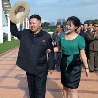 Kim Jong-un aen compagnie de son épouse Ri Sol-ju (photo non datée). [AP/AFP - Korean Central News Agency]