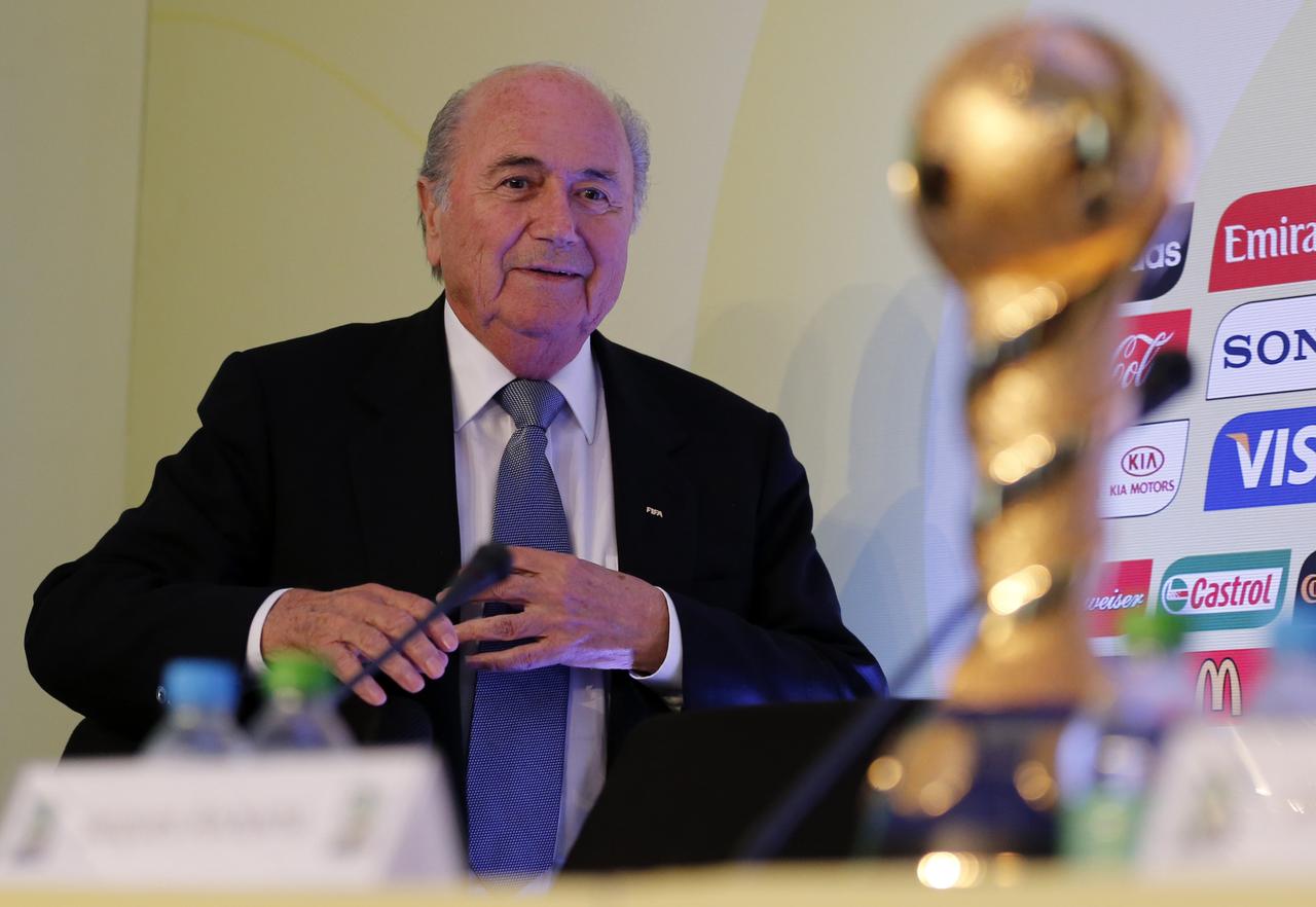 Sepp Blatter et l'objet de toutes les convoitises, la Coupe des Confédérations. [REUTERS - Sergio Moraes]