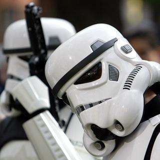 Le casque de "Stormtrooper" porté par un fan lors de la sortie du film "Star Wars. Episode II: L'attaque des clones" en 2002.