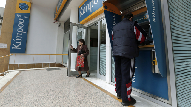 Les banques chypriotes rouvrent enfin leurs portes ce jeudi 28.03.2013. [John Kolesidis]