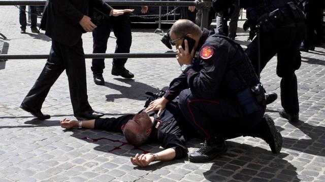 Un carabinier a été sérieusement blessé lors de la fusillade devant le Palais du gouvernement à Rome. [Massimo Percossi - EPA]