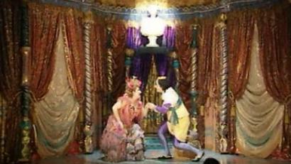 Le Roi Cerf, mis en scène par Benno Besson à la Comédie de Genève. [RTS]