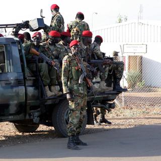 Les soldats du Soudan du Sud s'approchent de la ville stratégique de Bor. [EPA/Philipp Dhil]