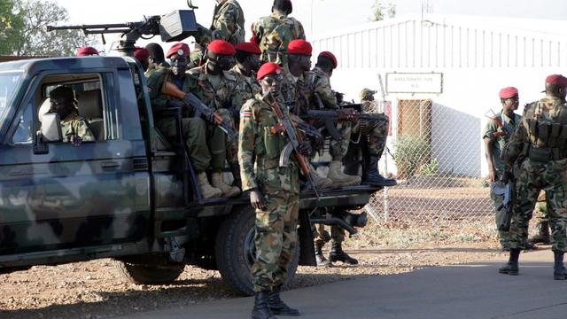 Les soldats du Soudan du Sud s'approchent de la ville stratégique de Bor. [EPA/Philipp Dhil]